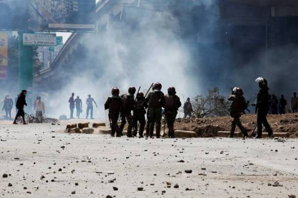 Halk protesto etti. Vergi artışından vazgeçildi - Resim: 5